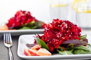 Salată din ţelină şi sfeclă roşie cu mere